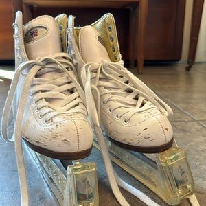 Riedell ice skates. White Color.